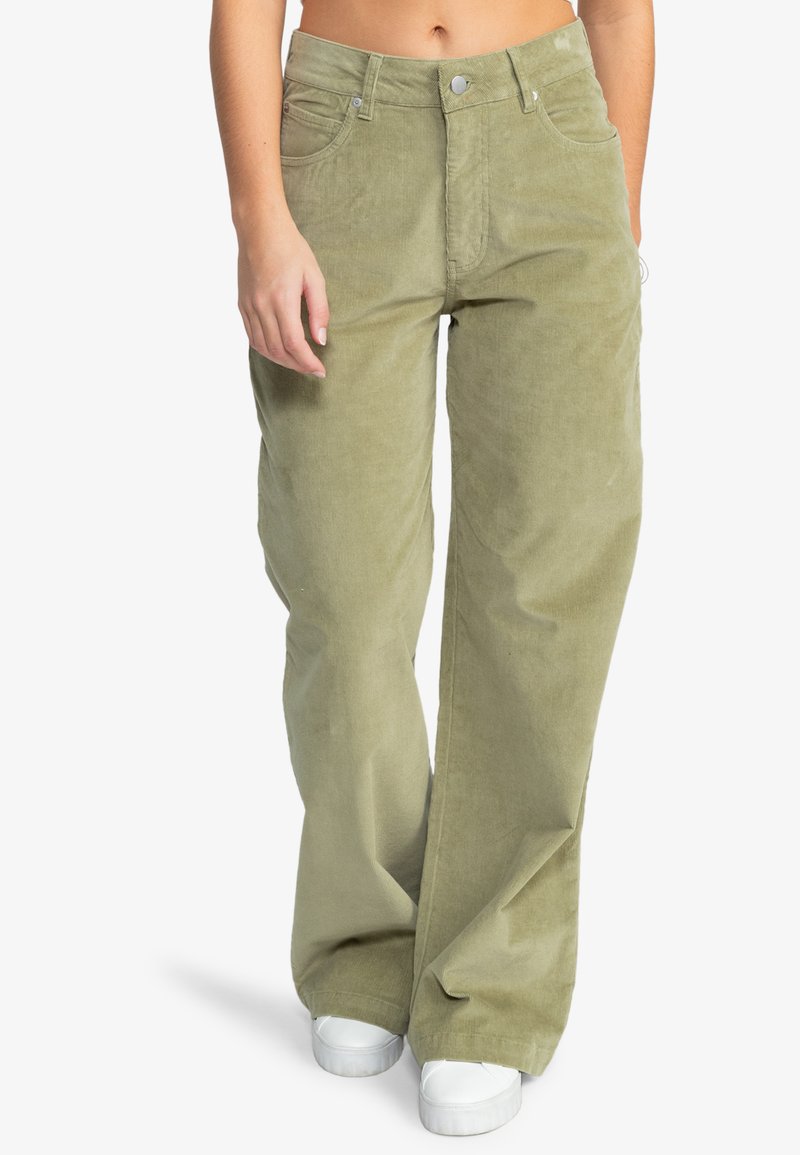 Licht olijfgroene corduroy broek met een hoge taille, wijde pijpen en voorzakken. Voorzien van een enkele metalen knop en rits.