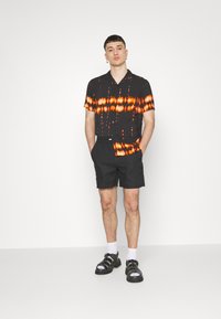 Weekday OLSEN REGULAR - Shorts - black