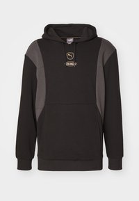 Felpa nera con accenti grigi, tasca a marsupio e cappuccio con cordoncino. Presenta un logo dorato sul petto. Realizzata in tessuto morbido.