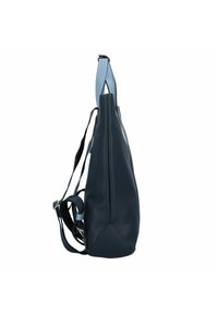 Bolso de piel azul marino con una textura suave, forma cónica, correas ajustables y un acento de asa en un azul claro contrastante.