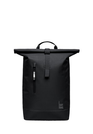 Zaino nero con chiusura a rotolo, tasca frontale verticale con cerniera e manico, design minimale, logo "GOT BAG" nell'angolo in basso a destra.