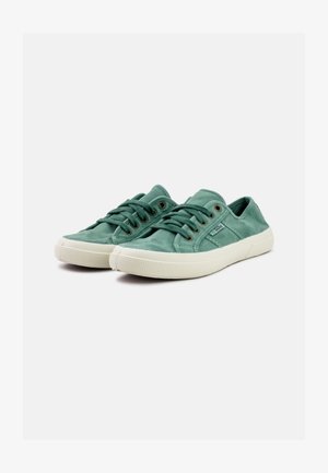 Groene canvas sneakers met ronde neuzen, textuur oppervlak, witte rubberen zolen en metalen oogjes voor de veters. Minimalistisch ontwerp.