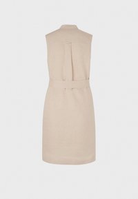 Vestito senza maniche beige con colletto, cintura in vita e dettaglio plissettato sul retro, esposto su uno sfondo chiaro e semplice.