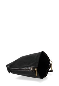 Sac triangulaire en cuir noir avec une finition texturée, fermetures éclair dorées et un intérieur spacieux. Il possède une base pointue et une fermeture éclair.