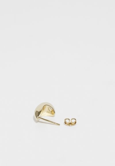 Zlatni stud earring s zaobljenom, reflektirajućom površinom, s ravnim postom i odgovarajućim leptirastim kopčanjem.