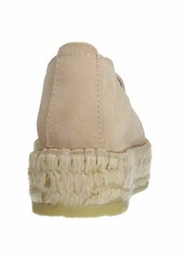 Beige suede espadrille schoen met een natuurlijke jute touw middenzool en rubberen zool, vlak ontwerp en soepele textuur. Achteraanzicht weergegeven.