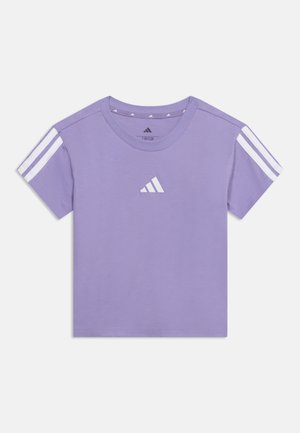 Tricou Adidas cu mânecă scurtă liliac, cu logo alb pe piept și trei dungi albe pe fiecare mânecă, mărimea 7-8 ani.
