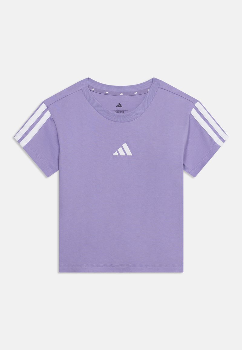 Λιλά κοντομάνικη μπλούζα Adidas με λευκό λογότυπο στο στήθος και τρεις λευκές ρίγες σε κάθε μανίκι, μέγεθος 7-8 ετών.