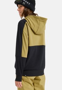 Felpa con cappuccio caratterizzata da un design a blocchi di colore in nero e verde oliva, realizzata in tessuto morbido e con una vestibilità comoda, adatta per l'abbigliamento casual.