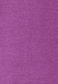 Dzianina w intensywnym fioletowym kolorze, z teksturowanym wzorem i równomiernymi rzędami ściegów rozciągającymi się po całej powierzchni.