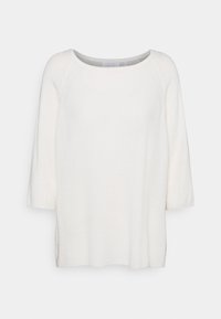 Top bianco lavorato a maglia con maniche tre quarti, scollo arrotondato, texture a coste, fessure laterali e una vestibilità rilassata.