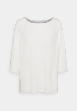 Top bianco lavorato a maglia con maniche tre quarti, scollo arrotondato, texture a coste, fessure laterali e una vestibilità rilassata.