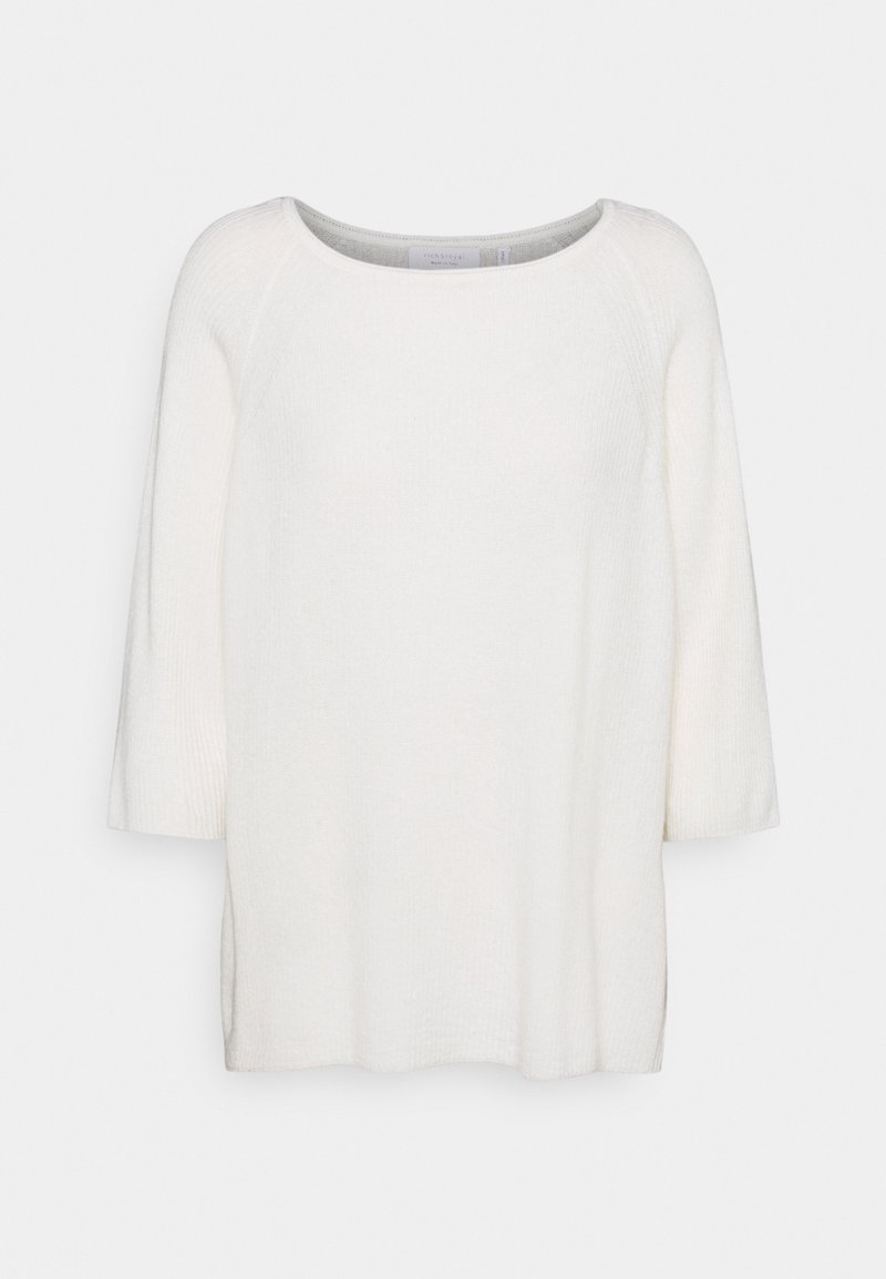 Top bianco lavorato a maglia con maniche tre quarti, scollo arrotondato, texture a coste, fessure laterali e una vestibilità rilassata.