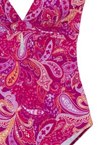 Peldkostīms dažādos rozā un oranžos toņos ar paisley rakstu, ar dziļu izgriezumu un savāktām detaļām jostas vietā.