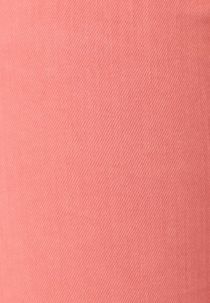 Tissu corail avec une texture côtelée diagonale. Fini lisse, couleur uniforme sans motifs ni accents. Convient pour les vêtements ou le rembourrage.