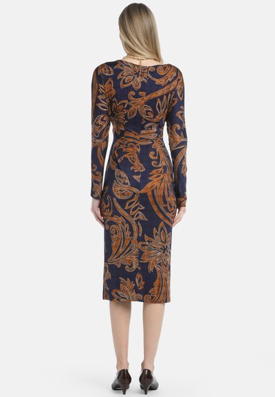 Langsleeve jurk in marineblauwe stof met gedurfde oranje bloemenpatronen. Aansluitend ontwerp met een knielange zoom en ronde halslijn, zachte textuur.