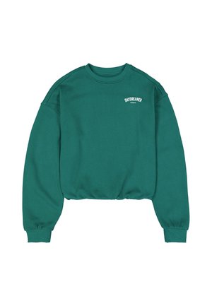 Groene sweater met lange mouwen en ronde hals met "DAYDREAMER GARCA"-tekst in wit op de linkerborst, plat getoond op een witte achtergrond.