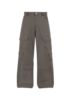 Pantalons cargo en coton gris foncé avec des jambes larges, plusieurs poches latérales et des détails de couture. Comprend une fermeture par bouton à l'avant.