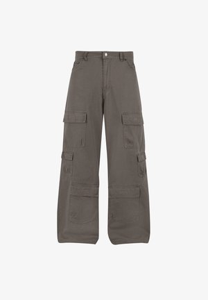 Sötét szürke pamut cargo nadrág, széles lábakkal, több oldalsó zsebből és varrási részletekből áll. Elöl gombos záródással rendelkezik.