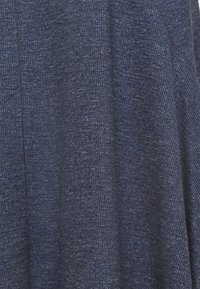 Tissu en maille de couleur bleu foncé avec une apparence texturée et légèrement chinée. Le matériau présente une finition douce et mélangée avec des variations de couleur subtiles.