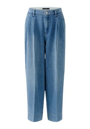 Jean en denim bleu clair taille haute avec des plis, passants pour ceinture, bouton frontal et jambes larges droites coupées au niveau des chevilles.