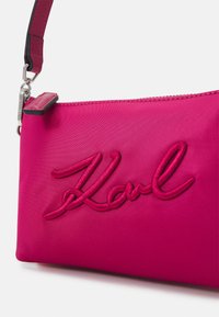 KARL LAGERFELD SIGNATURE POUCH - Delninukė - persian red