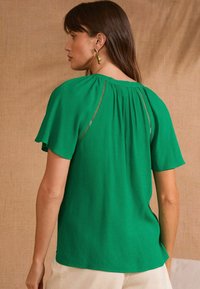 Love & Roses PETITE FIT - SHORT SLEEVE SEQUIN V-NECK - Blúzka - green