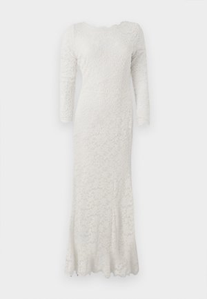 Langermet hvit blondekjole med blomstermønster, tettsittende silhuett, rund hals og flagrende kant, laget av strukturert blondev materiale.