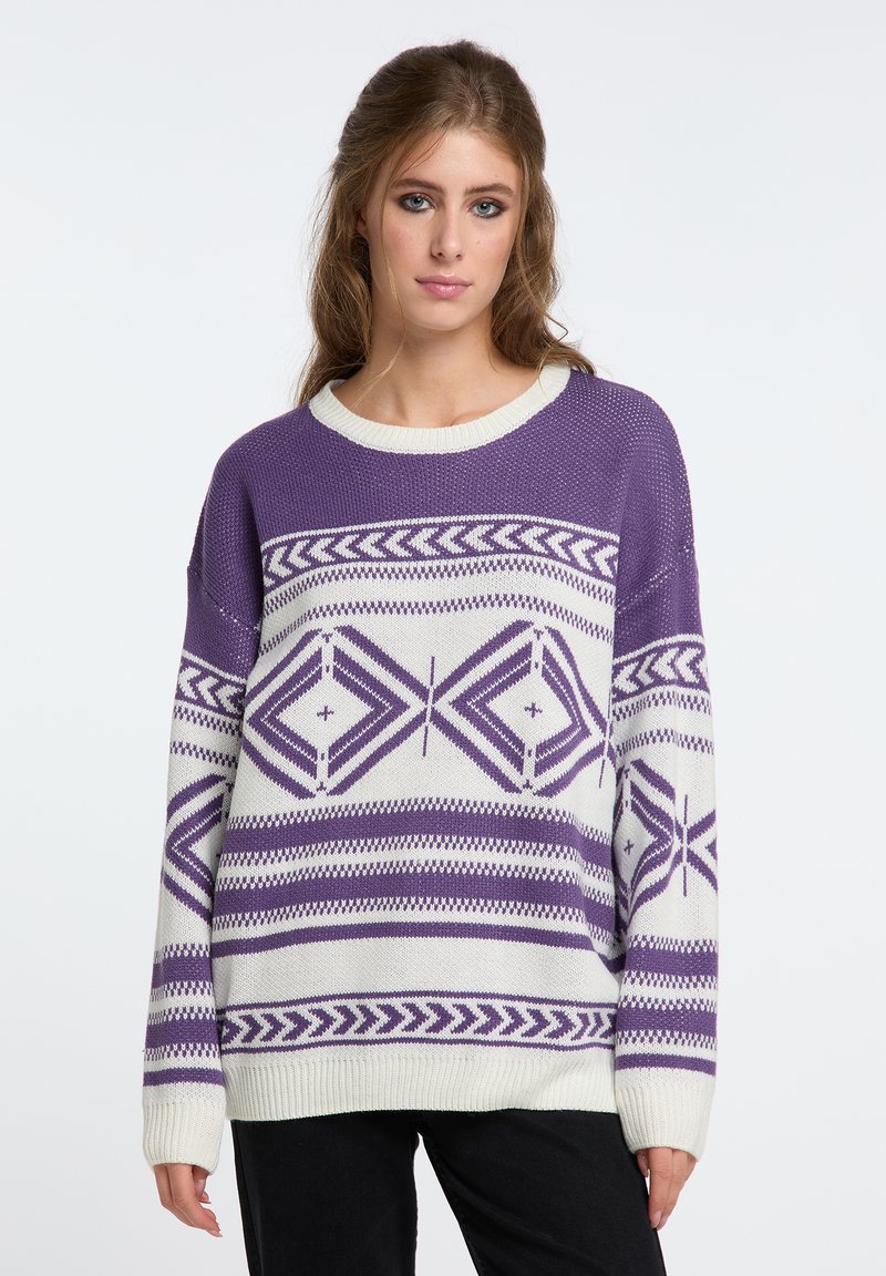 Maglione lavorato a maglia viola e bianco con motivi geometrici e righe, scollo rotondo, maniche lunghe e vestibilità comoda.