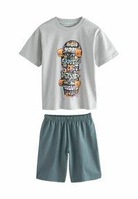 Graues Kurzarm-T-Shirt mit einem mehrfarbigen Skateboard-Design, kombiniert mit türkisfarbenen Shorts mit elastischem Bund. Aus einem Baumwollmischgewebe.