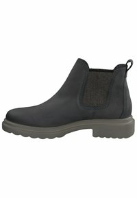 Botín negro de cuero hasta el tobillo con paneles laterales elásticos, acentos de tela gris texturizada y una suela de goma gruesa con un patrón de relieve ondulado.