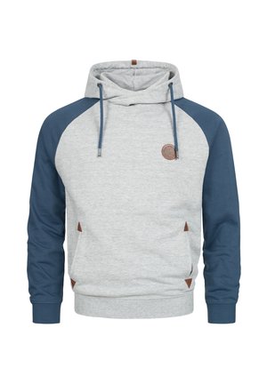 Grauer Hoodie mit blauen Raglanärmeln, Kordeln und einer Fronttasche. Mit braunen Lederakzenten und einem runden Logo auf der Brust.