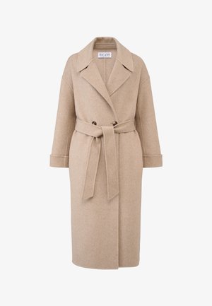 Beige wollen jas met een paspelkraag, dubbele knopen en eenzelfstrik ceintuur. Beschikt over brede mouwen en een knielange snit.