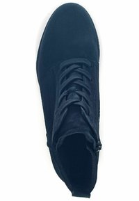 Czarne zamszowe wysokie buty sportowe z sznurówkami, charakteryzujące się okrągłym noskiem, teksturowaną powierzchnią oraz bocznym zamkiem błyskawicznym dla łatwego zakładania.