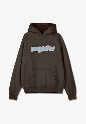 Smeđa dukserica s velikim, svijetloplavim "pegador" logotipom sprijeda. Ima kenguruhu džep, kapuljaču s vezicom i rebraste manžete.