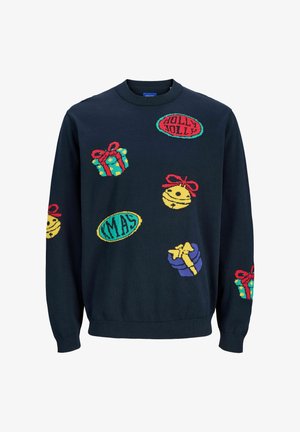 Námořnický svetr s vícebarevnými svátečními motivy: dárky, zvonky a text "HOLLY JOLLY", vyrobený z měkké pleteniny s elastickými manžetami.