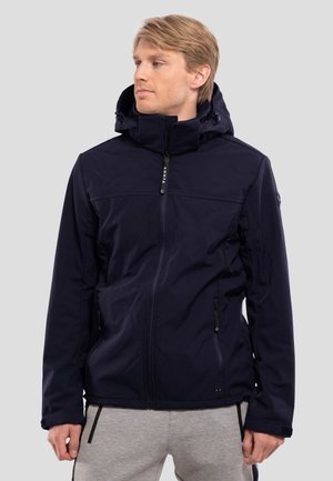 Laijava navy-softshell takki, jossa on täysi vetoketju, säädettävä huppu, vetoketjulliset taskut ja joustavat hihansuut. Takki on sileä ja minimalistinen muotoilu.