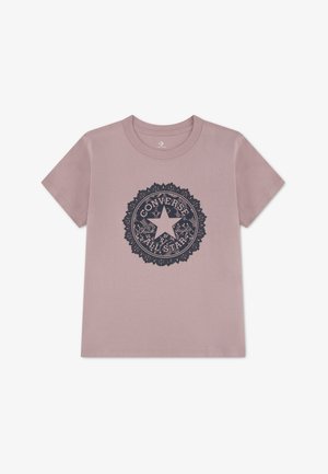 T-shirt lilas à manches courtes avec logo noir Converse All Star et motif décoratif circulaire en dentelle au centre devant.