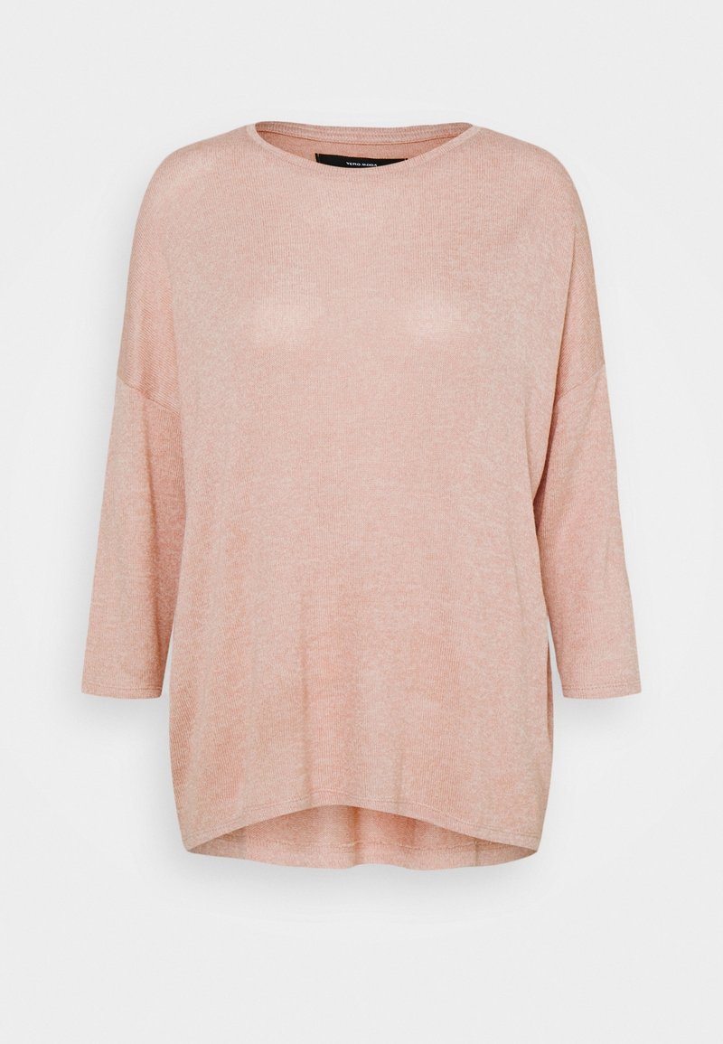 Ljusrosa långärmad topp med en lös passform, rund halsringning och nedhasade axelsömmar. Mjuk textur med en subtil glans.