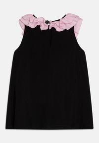 Haut sans manches noir avec un col froncé rose et une fermeture à bouton à l'arrière. Tissu doux, forme simple et sans motifs supplémentaires.