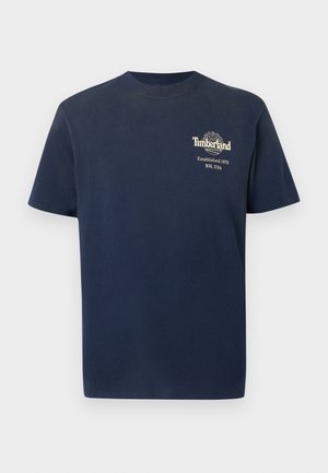 Marineblå kortermet T-skjorte med rund hals, med liten beige Timberland-logo og teksten «Established 1973 NH, USA» på venstre bryst.