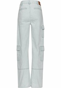 Los pantalones cargo de color azul claro presentan un diseño de pierna ancha, dos bolsillos laterales y un bolsillo de parche en la pierna derecha. La tela tiene una textura suave.