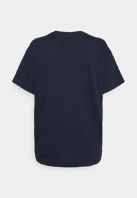 Marinblå bomullströja med rund hals, korta ärmar och rak skärning med sidofickor för ökad komfort.