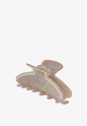 Translucente roze acryl haarclip met een golvend ontwerp, versierd met witte nepparels langs de rand en een metalen gouden scharnier.