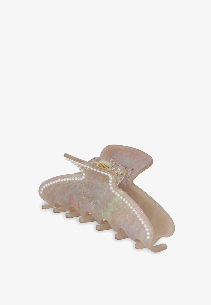 Barrette en acrylique rose translucide avec un design ondulé, ornée de fausses perles blanches le long du bord et d'une charnière en métal doré.