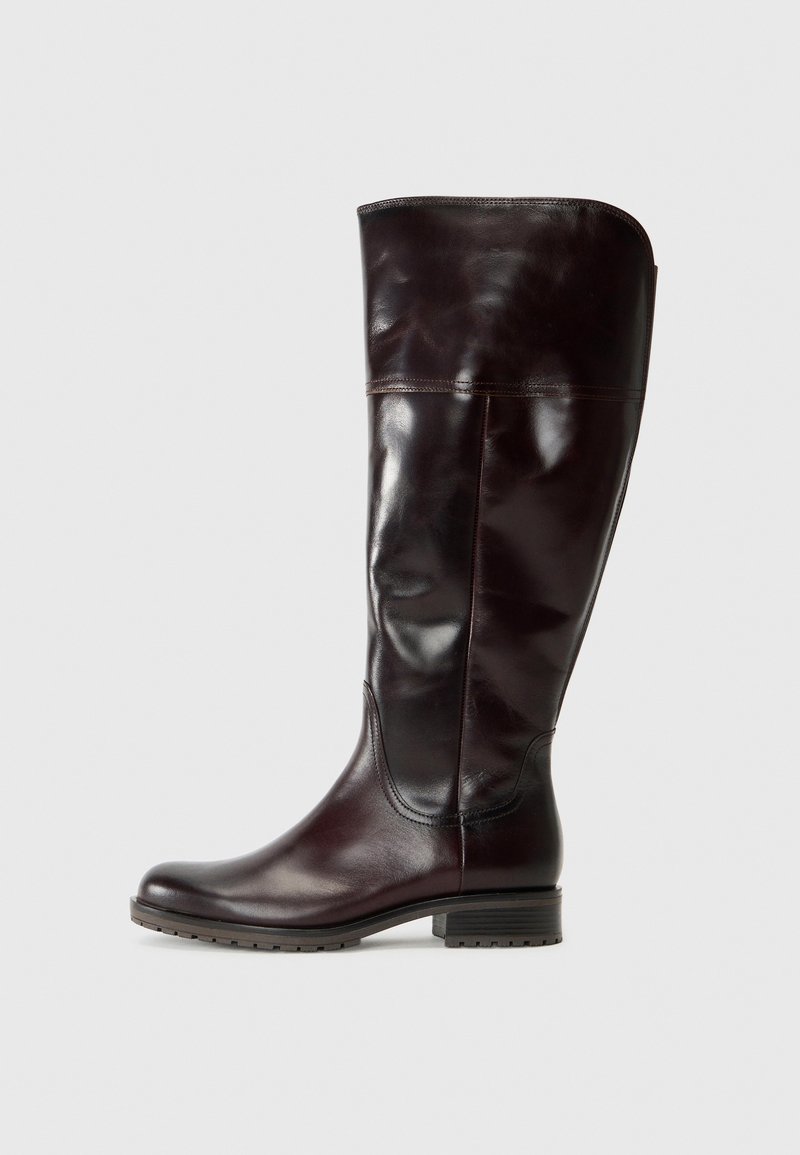 Knee-high, burgundy nahast saapad, millel on siledat tekstiili, ümar varvas ja madal blokk-konts. Puhta disainiga, millel on minimaalne õmbluste detail.
