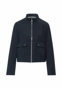 Marinblå kort jacka med ståkrage, framfälld silverdragkedja och två fickor med lock och tryckknappar framtill.