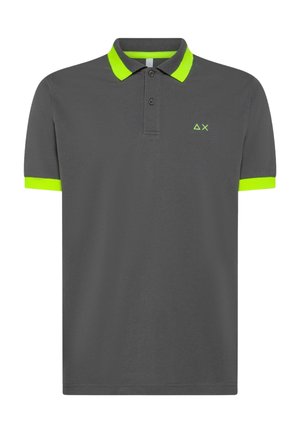 Polo grigio con accenti verde brillante sul colletto e sulle maniche. Presenta una chiusura a due bottoni e un piccolo logo sul petto.