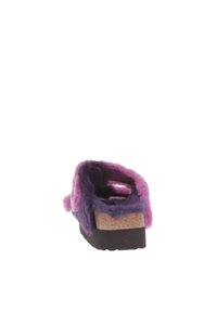 Pantuflas de piel sintética en tonos morados y rosados, con un diseño de parte trasera abierta, plantilla de corcho y suela de goma. Presenta un relleno decorativo de una flor suave.