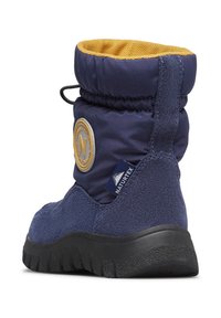 Námořnické modré zimní boty s polstrovaným nylonovým svrchním materiálem, strukturovaným semišovým spodkem, žlutým podšívkou, stahovací šňůrou a logem na patce. Gumová podrážka s gripem.